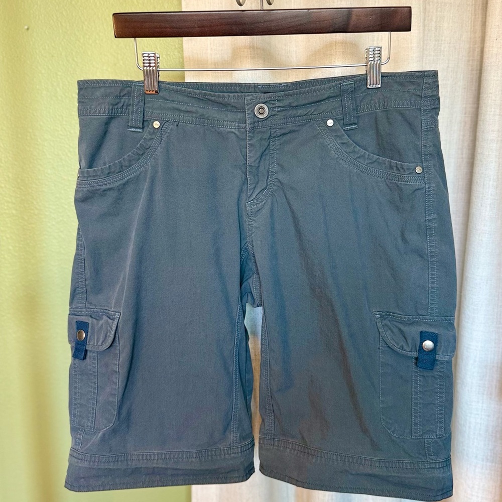 🌸KUHL Wome’s pre-owned gray cargo shorts. Size 12. WSHORTS05.